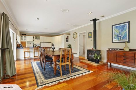 Photo of property in 186 Boord Crescent, Kumeu, 0891