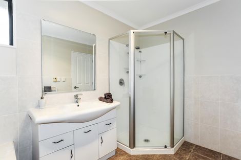 Photo of property in 11 Ina Ville Drive, Pukekohe, 2120