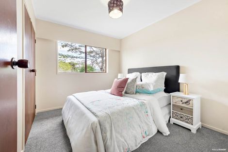 Photo of property in 10 Halcombe Place, Green Bay, Auckland, 0604