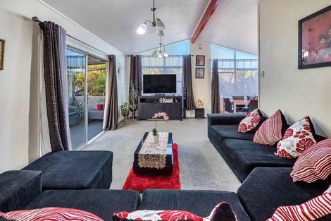 Photo of property in 33 Huruhuru Road, Massey, Auckland, 0614