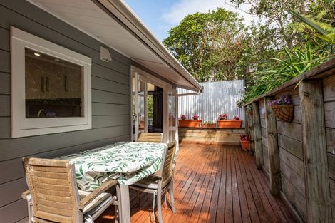 Photo of property in 2 Thomas Hook Street, Tawa, Wellington, 5028