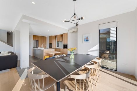 Photo of property in 27b Tamaki Bay Drive, Pakuranga, Auckland, 2010
