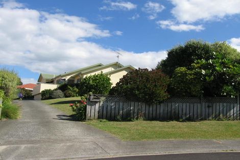 Photo of property in 8 Azure Grove, Unsworth Heights, Auckland, 0632
