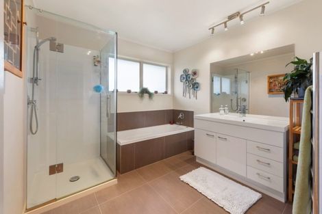 Photo of property in 13 Crescent Hills Court, Northpark, Auckland, 2013