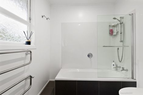 Photo of property in 11 Middlesex Place, Northland, Wellington, 6012