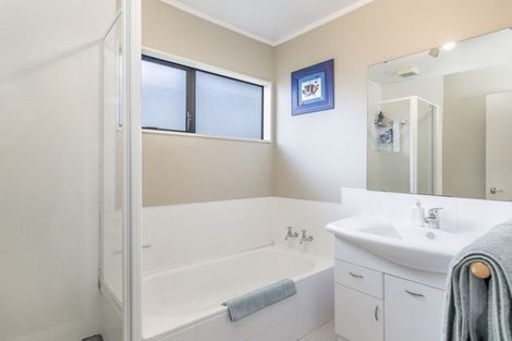 Photo of property in 4/1 Cheval Drive, Totara Vale, Auckland, 0629