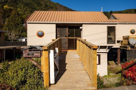 Photo of property in 60a Waikawa Road, Picton, 7220