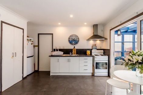Photo of property in 19 Eruini Street, Waikanae Beach, Waikanae, 5036