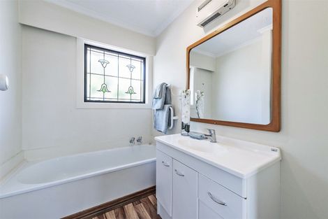 Photo of property in 33 Farquhars Road, Redwood, Christchurch, 8051