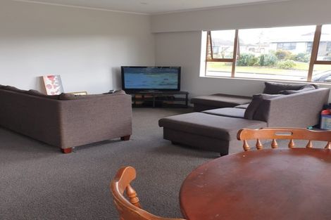 Photo of property in 17a Edgewater Parade, Waiuku, 2123