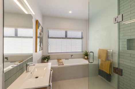 Photo of property in 75 Oak Road, Poraiti, Napier, 4112