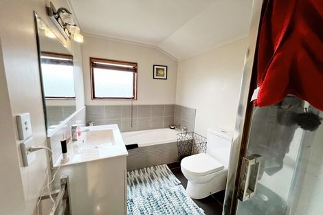 Photo of property in 4 Oystergrove Road, West Harbour, Auckland, 0618