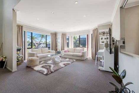 Photo of property in 9 Jomard Terrace, Northcross, Auckland, 0632