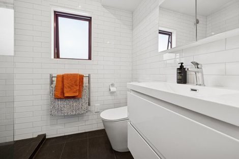 Photo of property in 8a Wicklow Road, Narrow Neck, Auckland, 0622