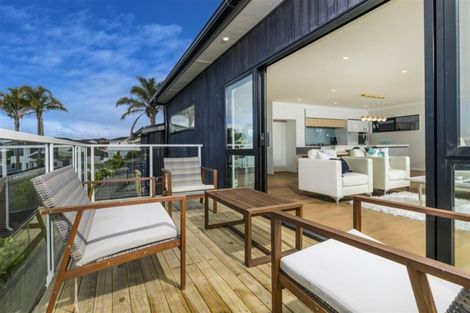 Photo of property in 29 Bernleigh Terrace, West Harbour, Auckland, 0618