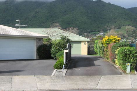 Photo of property in 17 Runanga Grove, Waikanae, 5036
