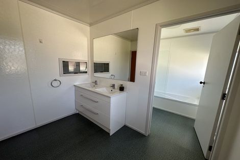 Photo of property in 25 Pyle Road West, One Tree Point, 0118