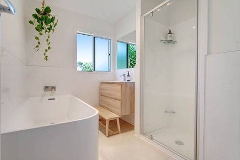 Photo of property in 1/39 Camrose Place, Glenfield, Auckland, 0629