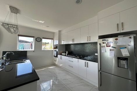 Photo of property in 1 Iwinuku Crescent, Wattle Downs, Auckland, 2103