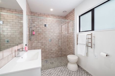 Photo of property in 28 Mcfaddens Road, St Albans, Christchurch, 8052