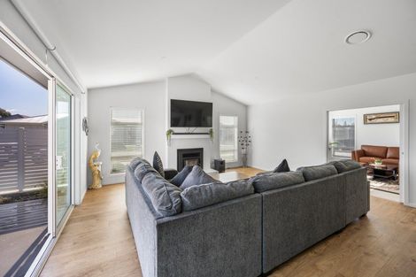 Photo of property in 17 Rangataiki Place, Te Awa, Napier, 4110