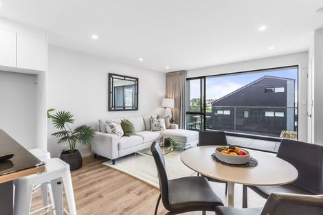 Photo of property in 2/8 Chivalry Road, Glenfield, Auckland, 0629