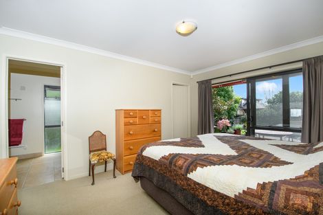 Photo of property in 5 Fairford Avenue, Henderson, Auckland, 0612