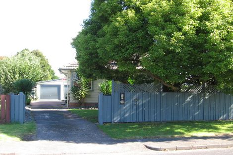 Photo of property in 6 London Street, Te Atatu Peninsula, Auckland, 0610