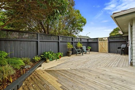Photo of property in 9 Ordley Grove, Tawa, Wellington, 5028