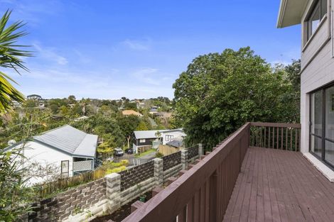 Photo of property in 2/90 Browns Bay Road, Rothesay Bay, Auckland, 0630