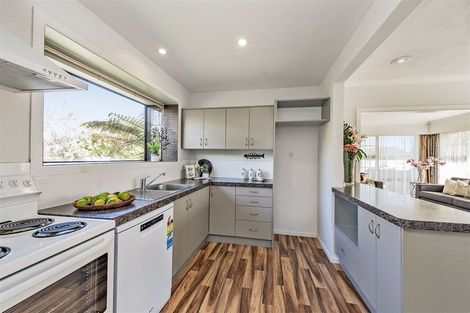 Photo of property in 33 Farquhars Road, Redwood, Christchurch, 8051