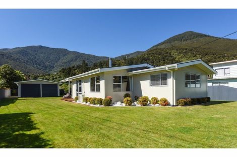Photo of property in 20 Renata Road, Okiwi Bay, 7193