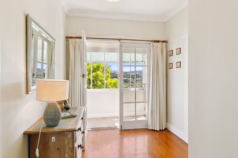 Photo of property in 102 Nevay Road, Karaka Bays, Wellington, 6022