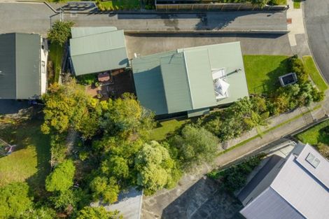 Photo of property in 27 Seaview Crescent, Picton, 7220