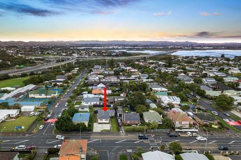 Photo of property in 70 Point Chevalier Road, Point Chevalier, Auckland, 1022