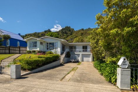 Photo of property in 128 Waikawa Road, Picton, 7220