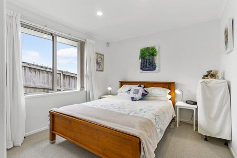 Photo of property in 15 Waldorf Crescent, Orewa, 0931