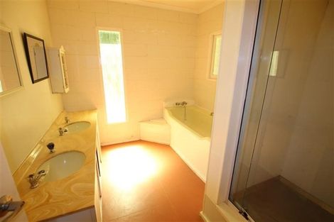 Photo of property in 6 Shirley Road, Parau, Auckland, 0604