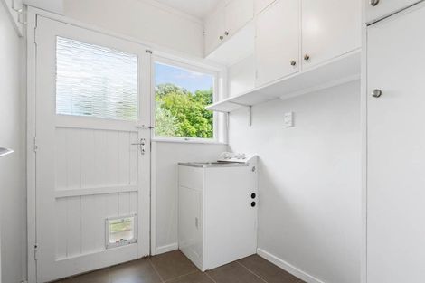 Photo of property in 46 Woodstock Road, Forrest Hill, Auckland, 0620