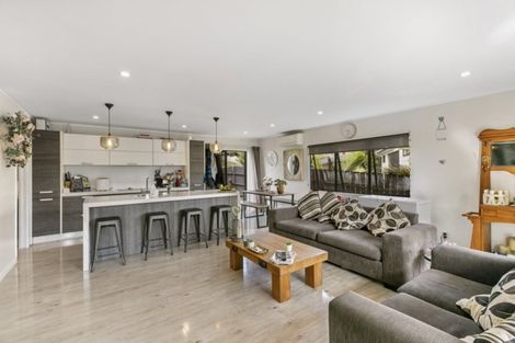 Photo of property in 22 Waiora Road, Stanmore Bay, Whangaparaoa, 0932