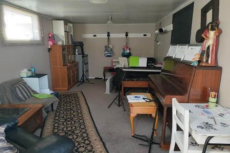 Photo of property in 15 Queen Street, Winton, 9720