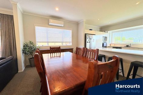 Photo of property in 5 Malbec Place, Huapai, Kumeu, 0810