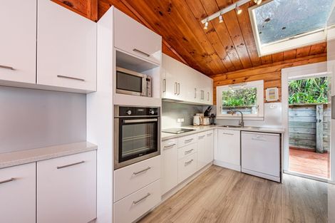 Photo of property in 2 Thomas Hook Street, Tawa, Wellington, 5028