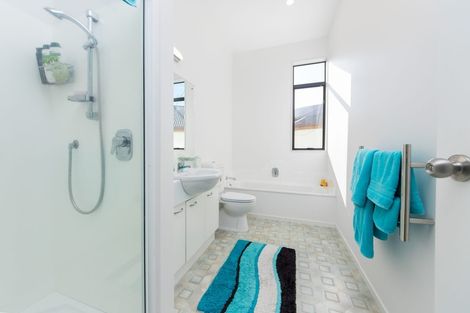 Photo of property in 2/12 Herons Way, Northcote, Auckland, 0627