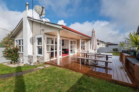 Photo of property in 1/982 East Coast Road, Northcross, Auckland, 0632