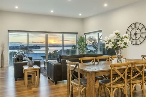 Photo of property in 17 Tindalls Bay Road, Tindalls Beach, Whangaparaoa, 0930