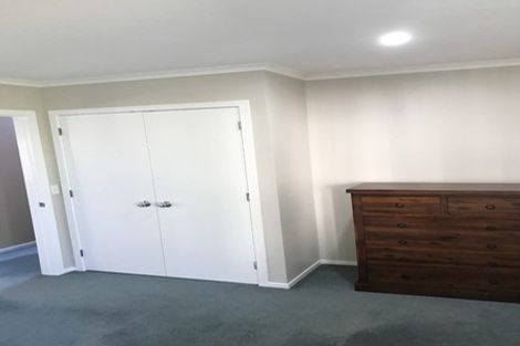 Photo of property in 52 Dress Circle, Newlands, Wellington, 6037