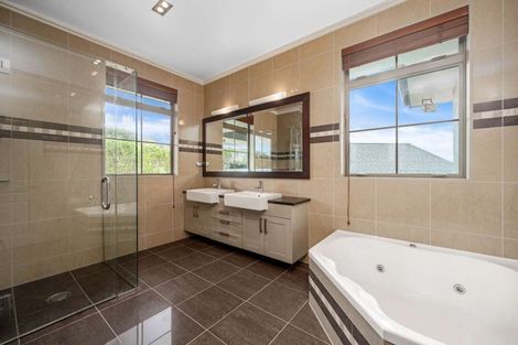 Photo of property in 305 Old North Road, Kumeu, 0892