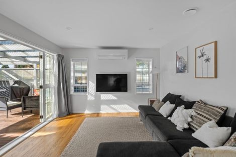 Photo of property in 40 Walton Street, Red Beach, 0932