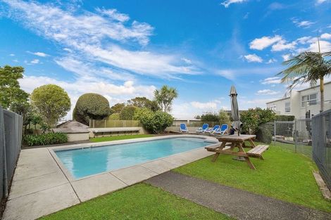 Photo of property in 12/18 Parr Terrace, Castor Bay, Auckland, 0620
